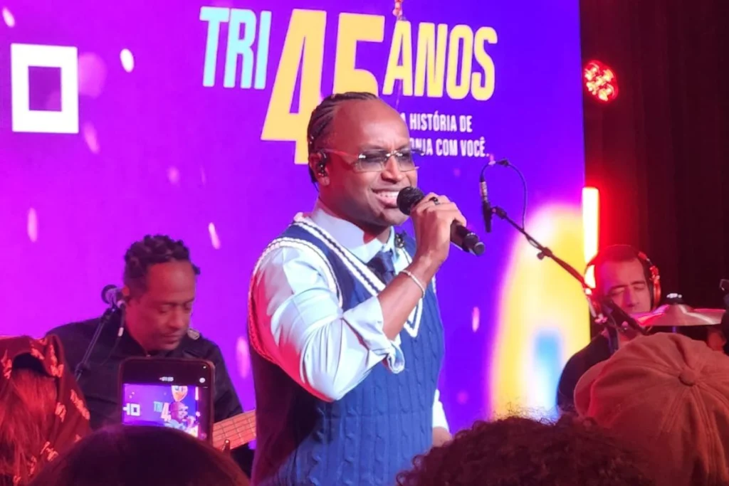 Thiaguinho revela sonho de ser padre antes da carreira musical em show emocionante em Santos