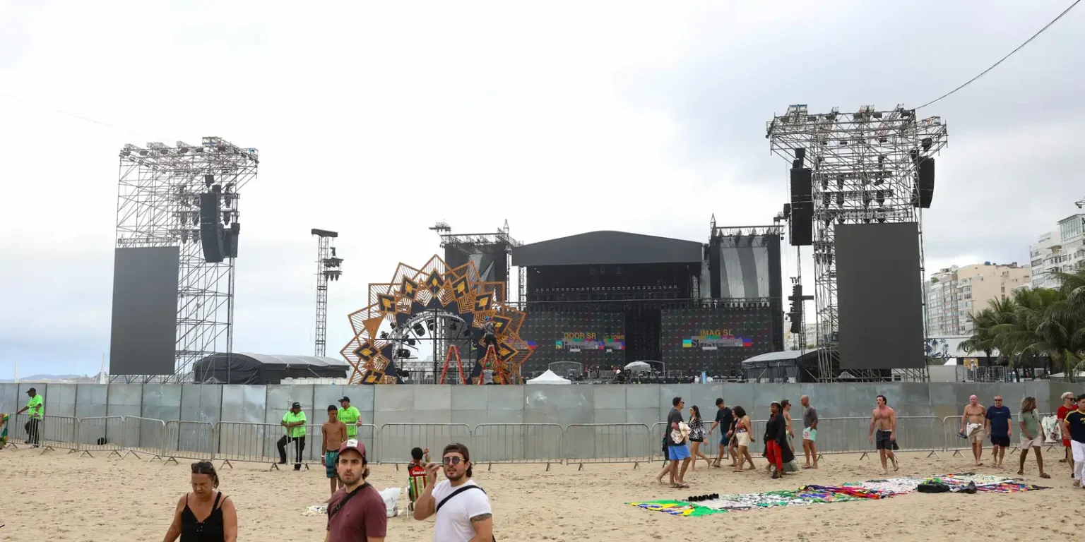 Bombeiros realizam última vistoria para show de Shakira em Copacabana