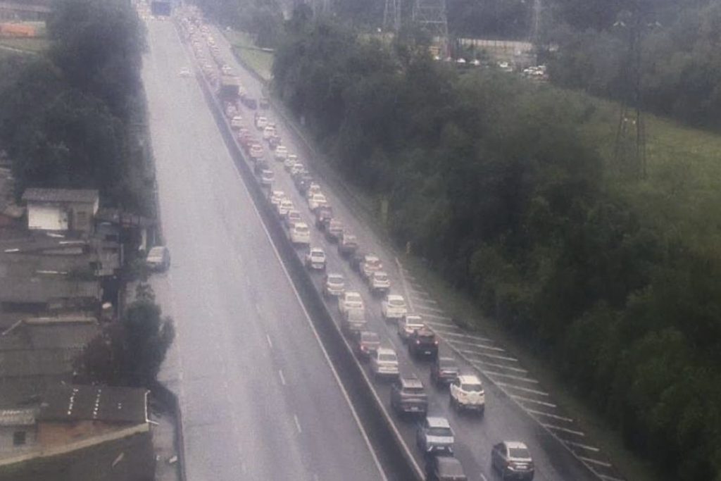 Motoristas enfrentam congestionamento na volta a São Paulo após feriado no litoral