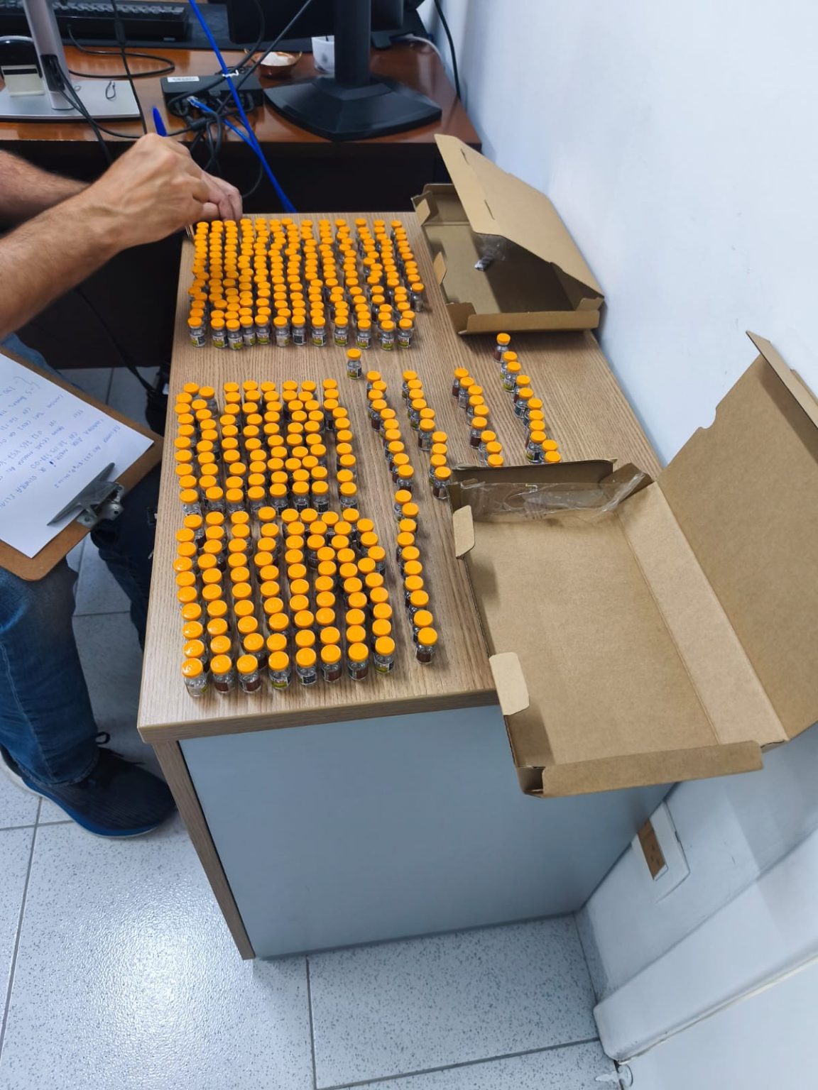 Homem é detido transportando 466 ampolas de remédio para emagrecimento na Dutra