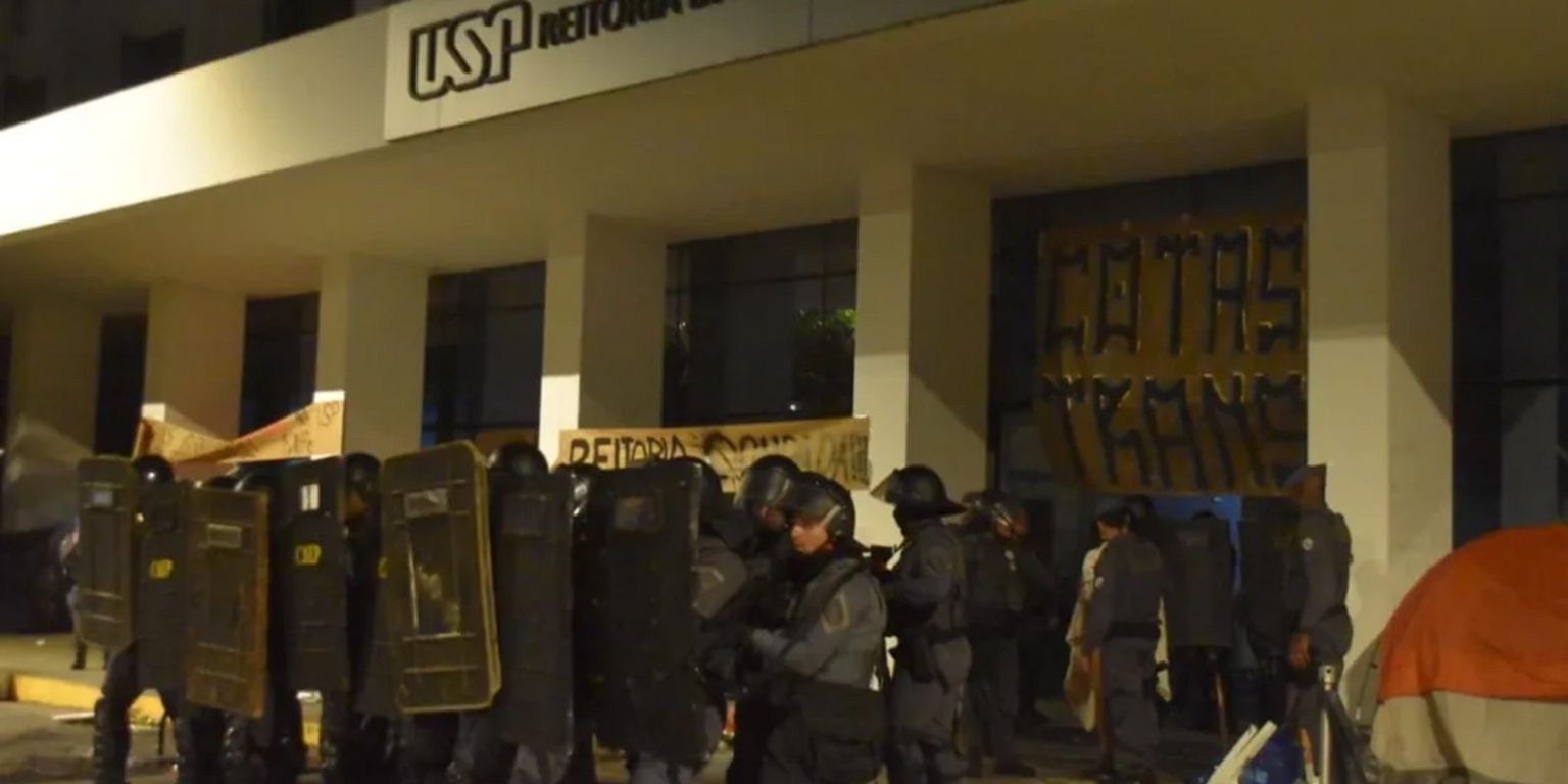Confronto entre vereadores e universitários em SP durante ato por melhores condições estudantis