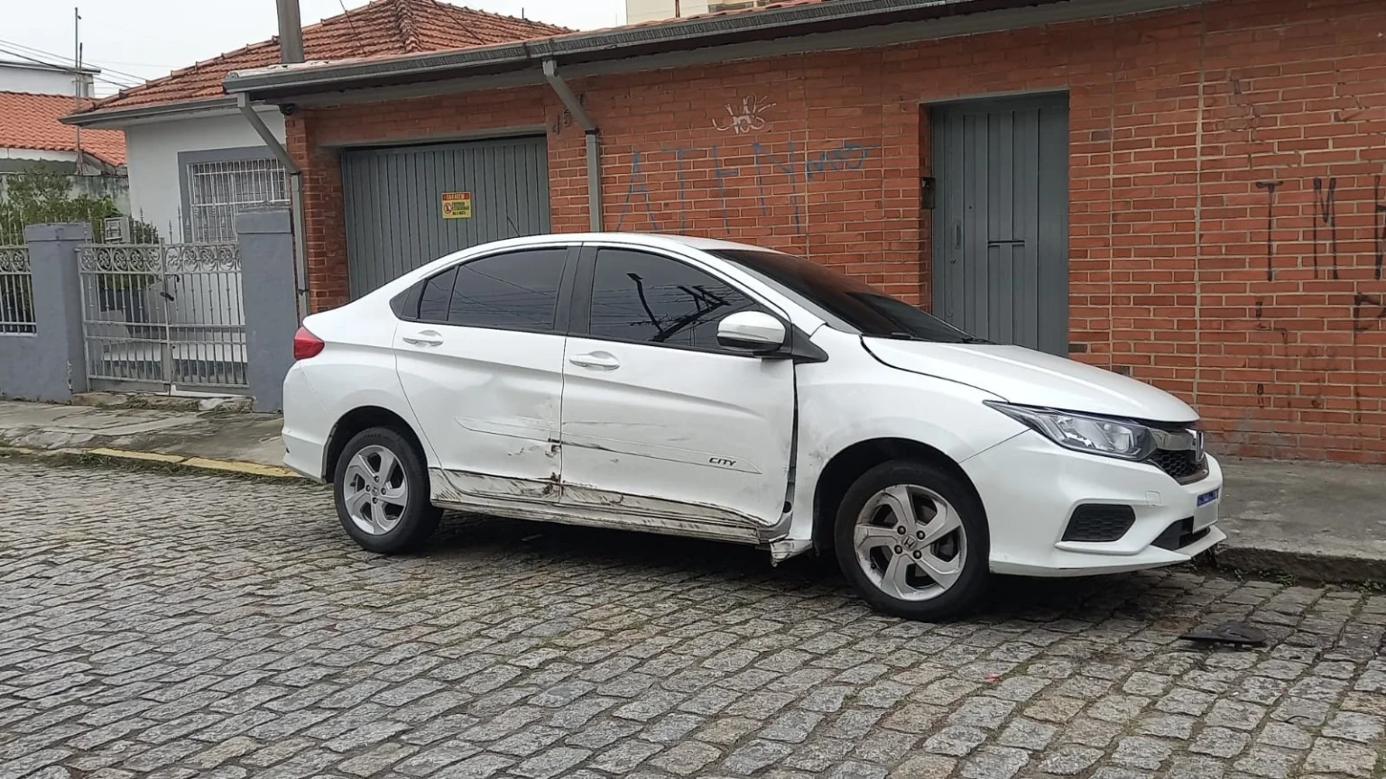 Homem embriagado perde controle de veículo e colide em três carros estacionados em Mogi das Cruzes