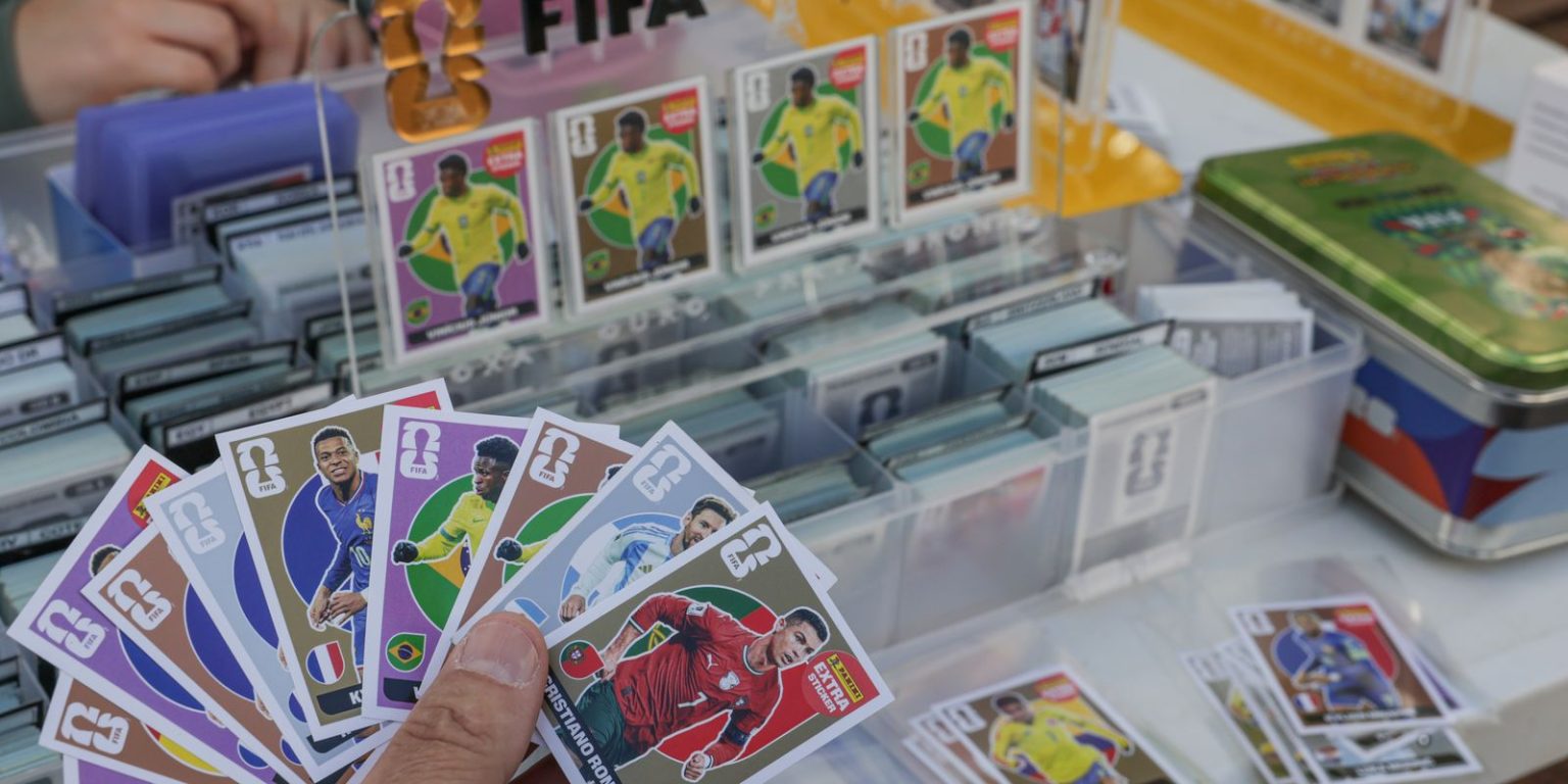 Troca de figurinhas: estratégia para driblar alto custo do álbum da Copa do Mundo