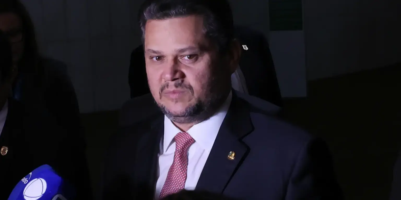 Davi Alcolumbre defende Jacques Wagner em meio à operação Compliance Zero