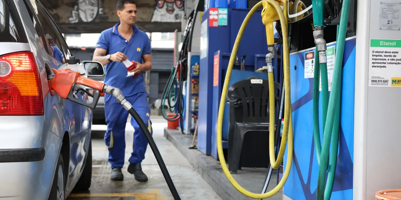 Vendas no comércio têm queda de 1,5% em abril devido ao impacto dos combustíveis