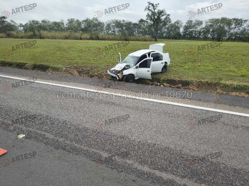 Colisão entre carro e carreta interdita parcialmente Rodovia Castello Branco em Tatuí