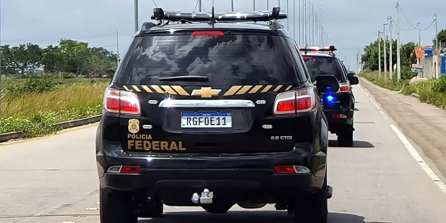 Polícia Federal frustra plano de facções criminosas no Rio com apreensão de arsenal