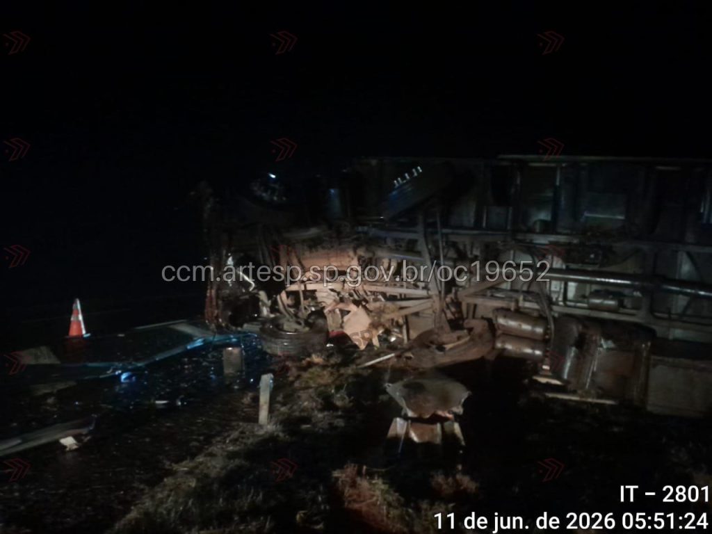 Caminhão tomba na Rodovia Miguel Jubran e interdita faixa de rolamento em Florínea