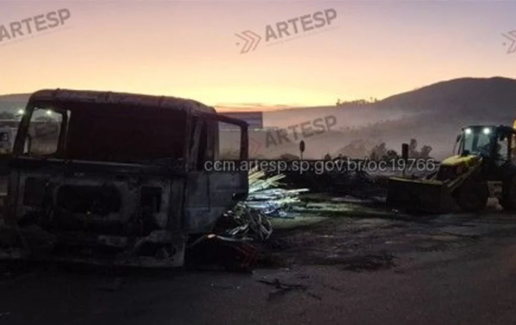 Incêndio em caminhão interdita a Rodovia Castello Branco em São Roque