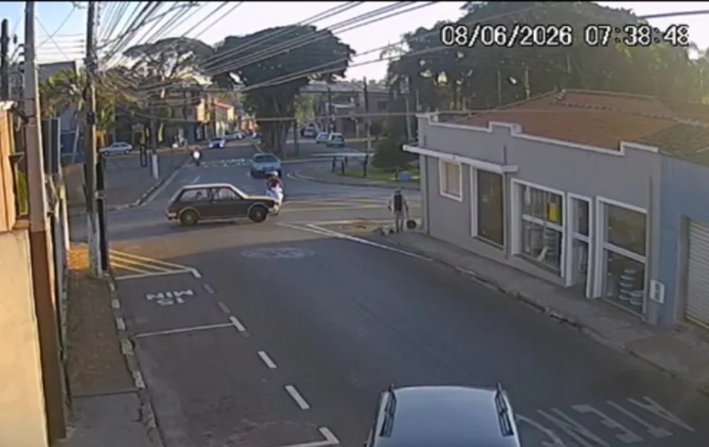Acidente em Capão Bonito: Motociclista é arremessada após colisão com carro em cruzamento