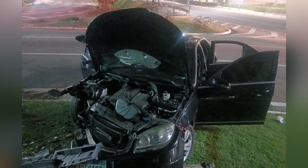 Acidente fatal em Jundiaí: Motorista embriagado causa morte de passageira ao bater carro contra árvore