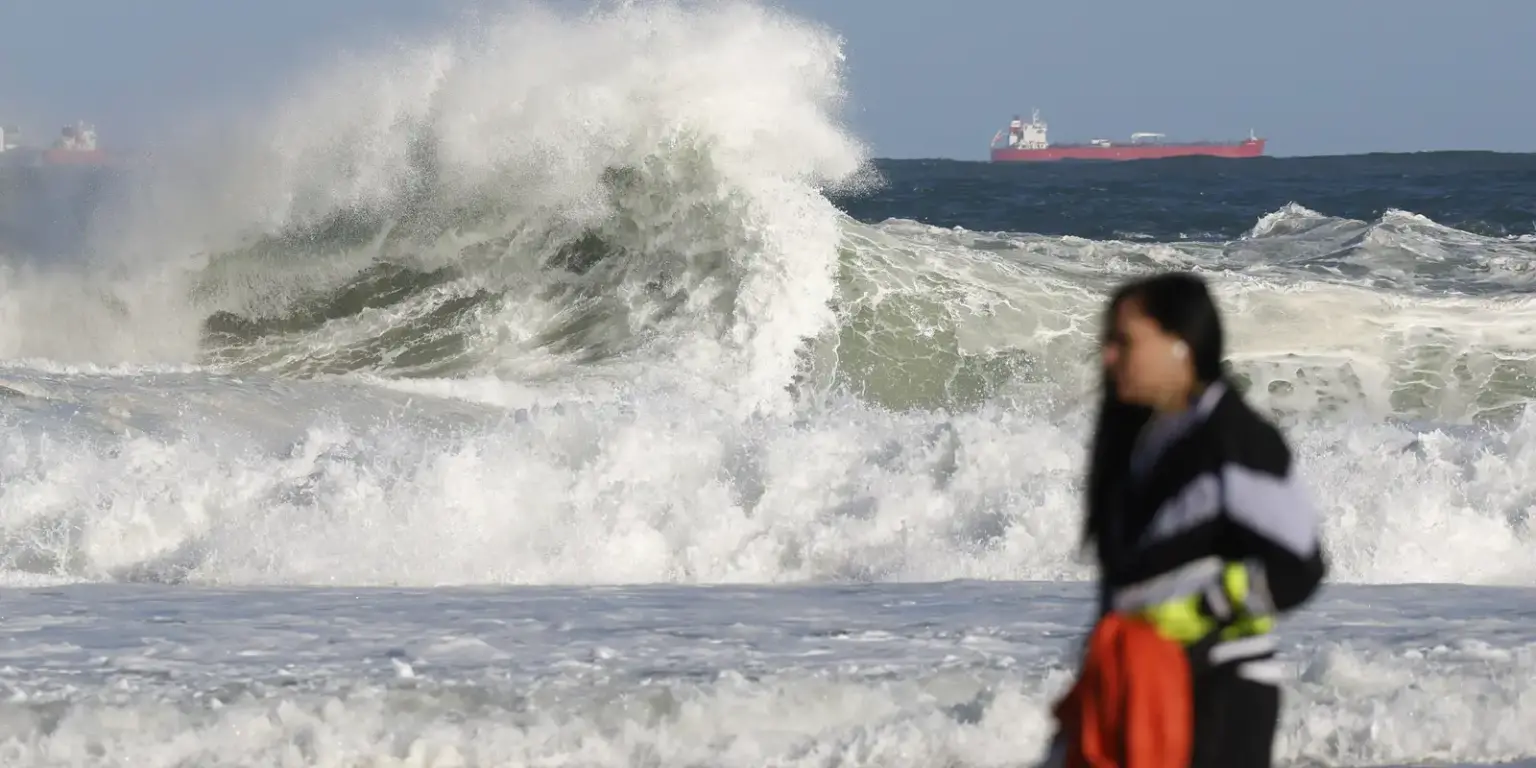 Alerta de Ressaca: Ondas de até 2,5 Metros no Litoral do Rio