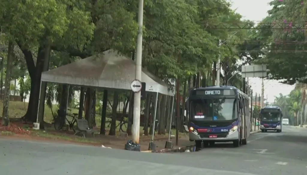Passageiros sofrem com atraso em obras da rodoviária e enfrentam chuva para esperar ônibus em Cosmópolis