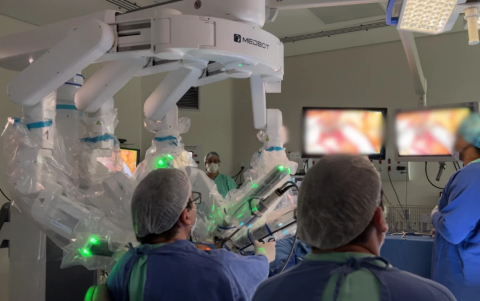 Hospital de Amor de Barretos realiza pioneira cirurgia robótica a distância pelo SUS em paciente de Rondônia