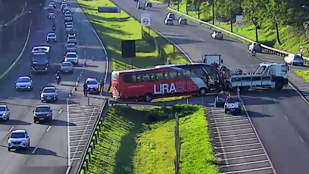 Ônibus da Lira Bus fica preso após conversão proibida na Rodovia Zeferino Vaz em Campinas