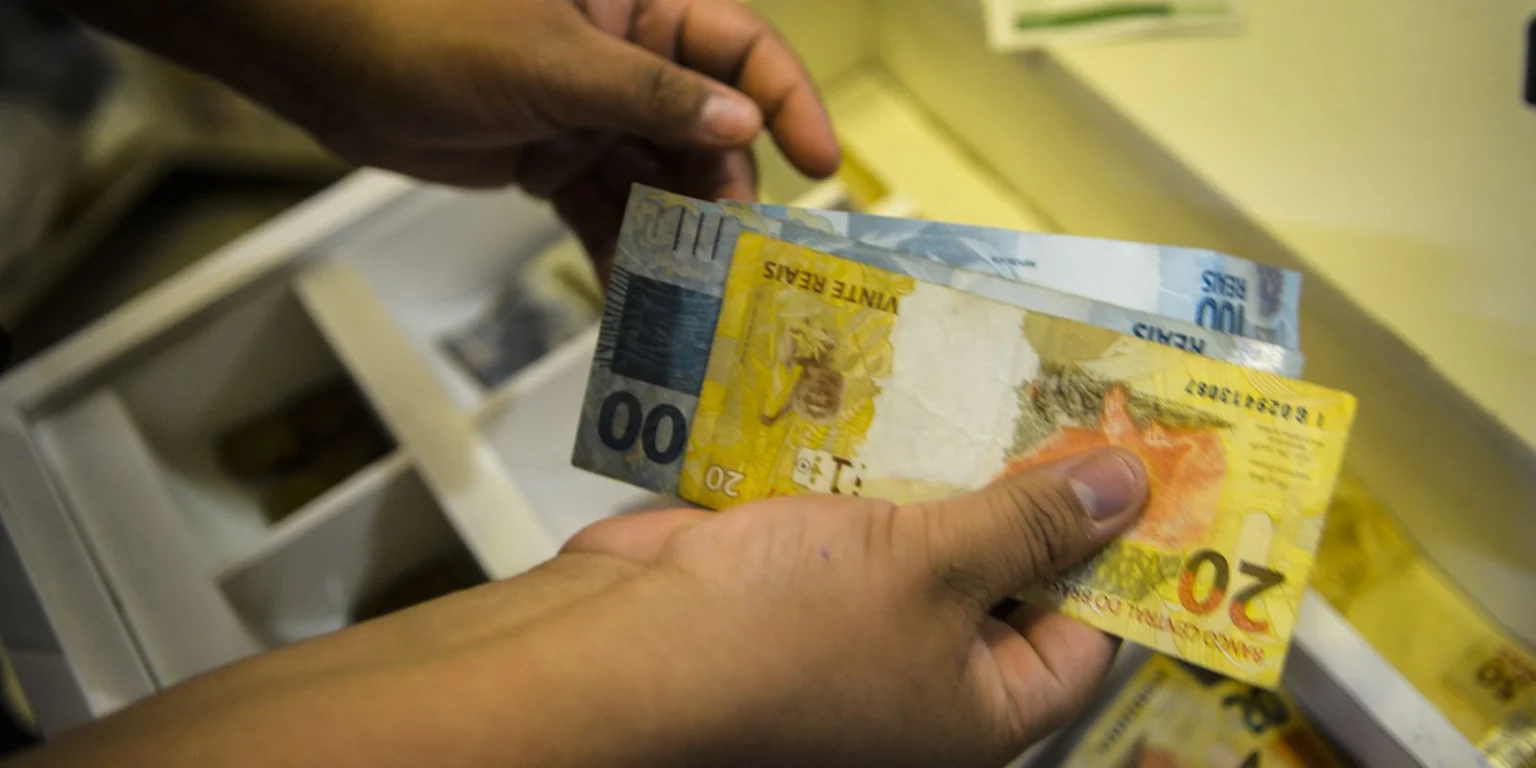 INPC registra alta de 4,42% em 12 meses, influenciando reajustes salariais
