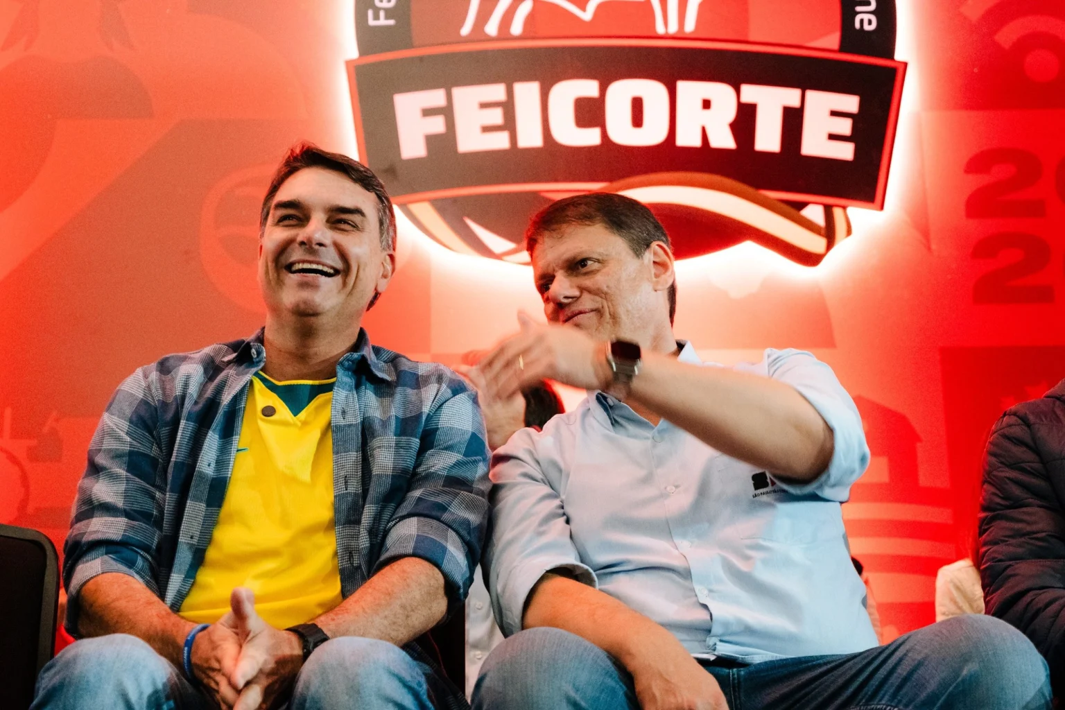 Flávio Bolsonaro critica Lula durante abertura da Feicorte e Tarcísio de Freitas anuncia investimentos para o Oeste Paulista