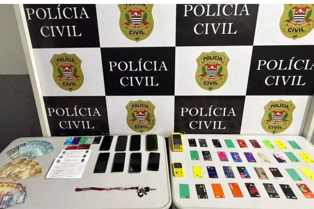 Três indivíduos são detidos em Guarujá por esquema de estelionato envolvendo cartões bancários