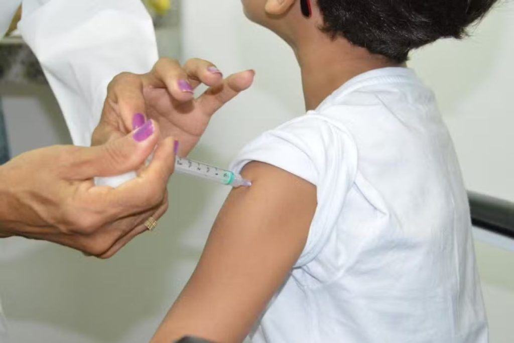 Vacina Pneumo 20 chega para crianças na Baixada Santista: conheça as cidades e locais de aplicação