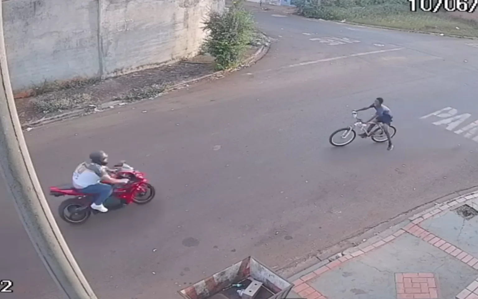 Adolescente de 12 anos fica gravemente ferido em acidente entre bicicleta e moto em Jardinópolis, SP