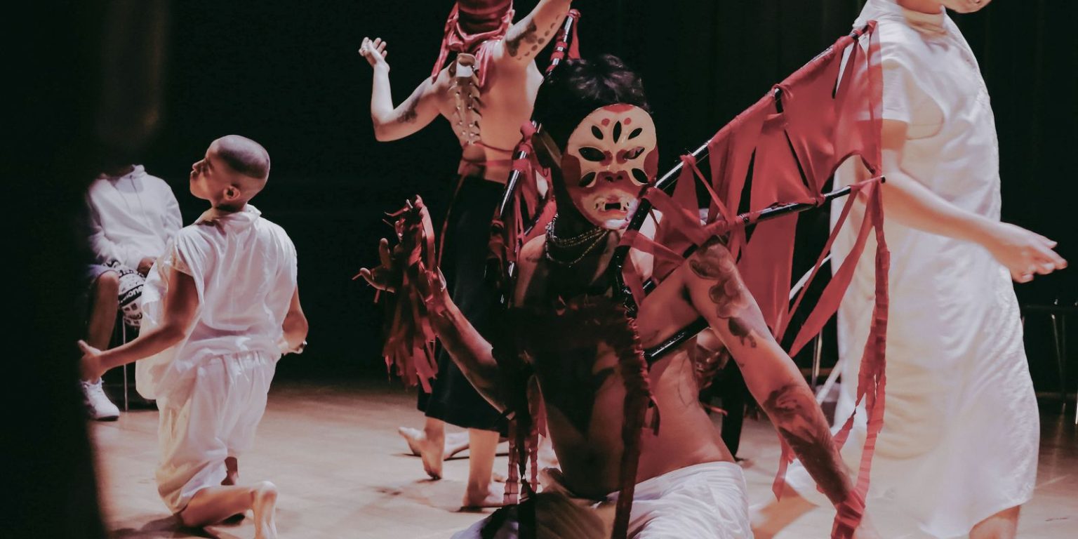 Coletivo Contágio aborda discriminação de pessoas com HIV e aids em espetáculo teatral