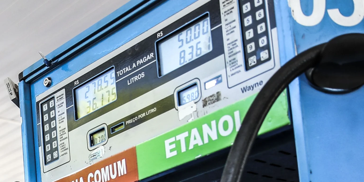 Brasil se destaca globalmente com menor impacto do aumento do petróleo, aponta estudo do Ineep
