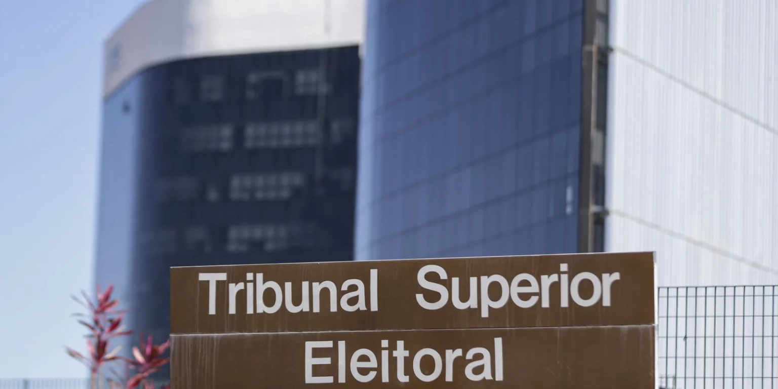 TSE decide sobre liminar que suspendeu pesquisa desfavorável a Flávio Bolsonaro