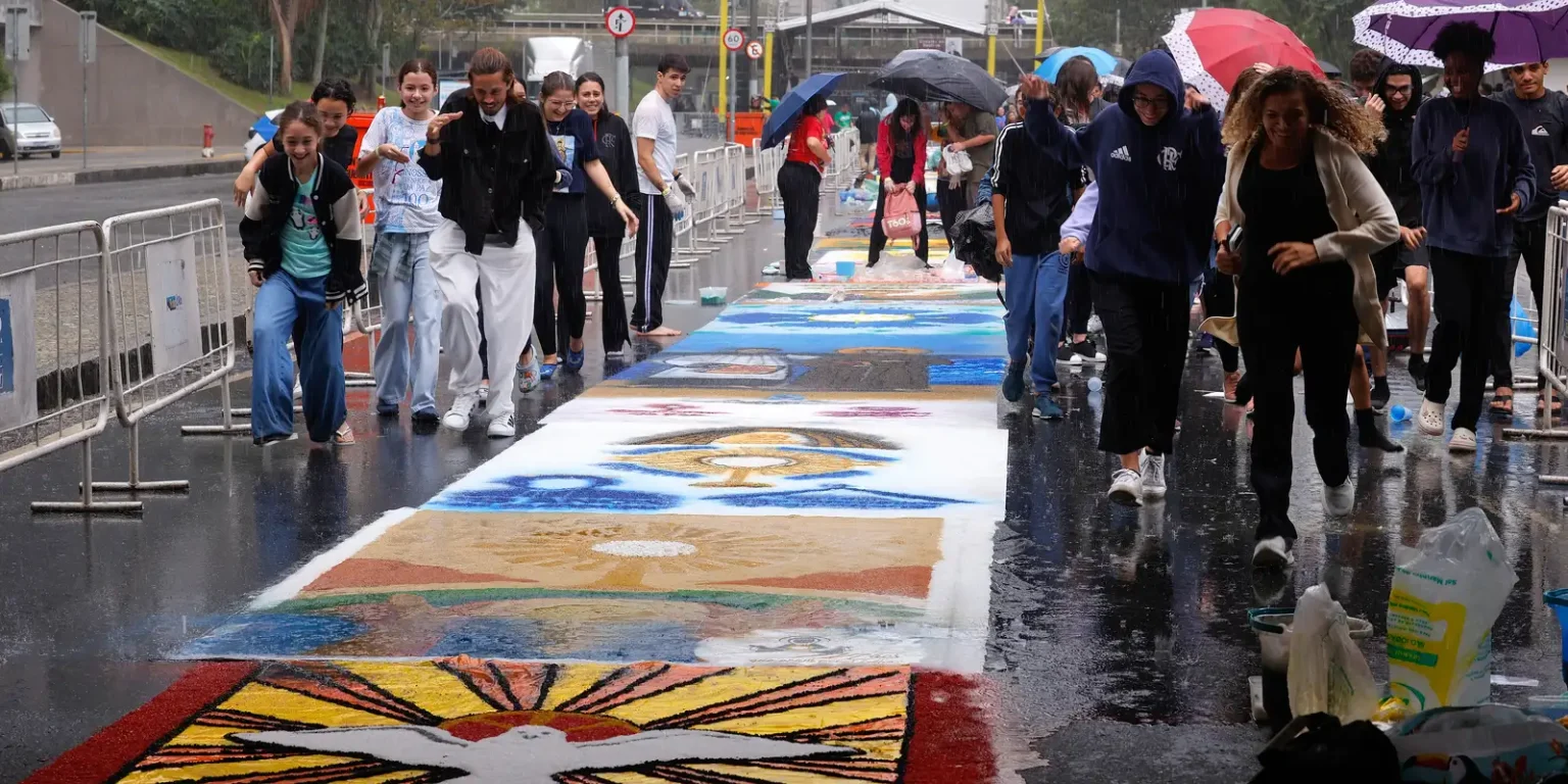 Fiéis superam a chuva e criam tapetes de Corpus Christi no Rio de Janeiro