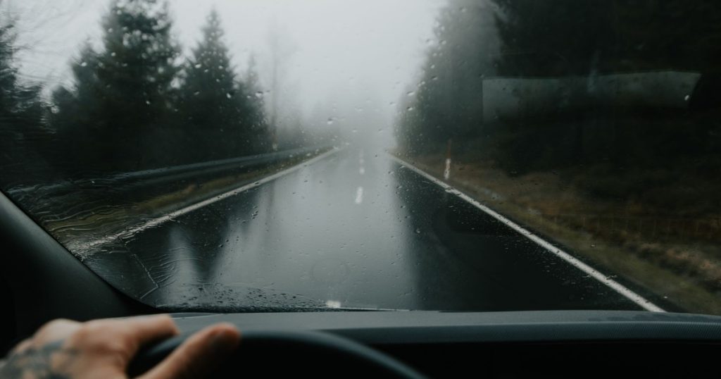 dicas para dirigir com segurança na chuva