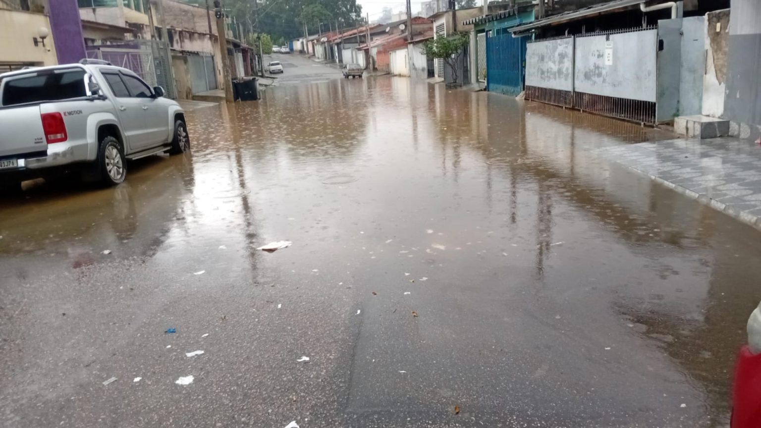 Chuva intensa causa alagamentos e transtornos em Sorocaba