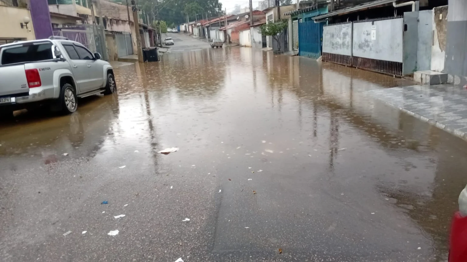 Chuva intensa causa alagamentos e transtornos em Sorocaba