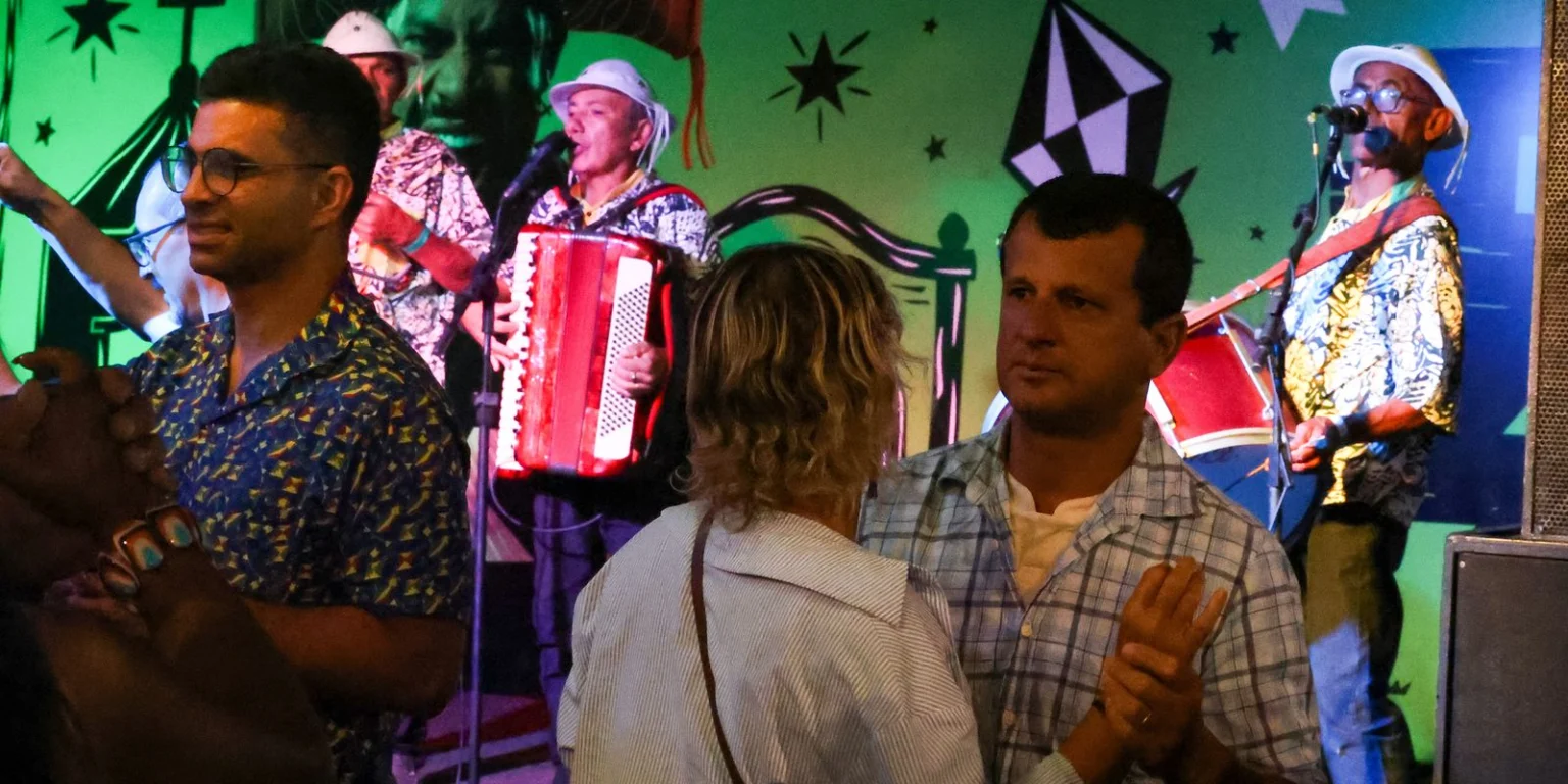 Canções sobre cidades: a tradição musical que atravessa gerações nos festejos juninos
