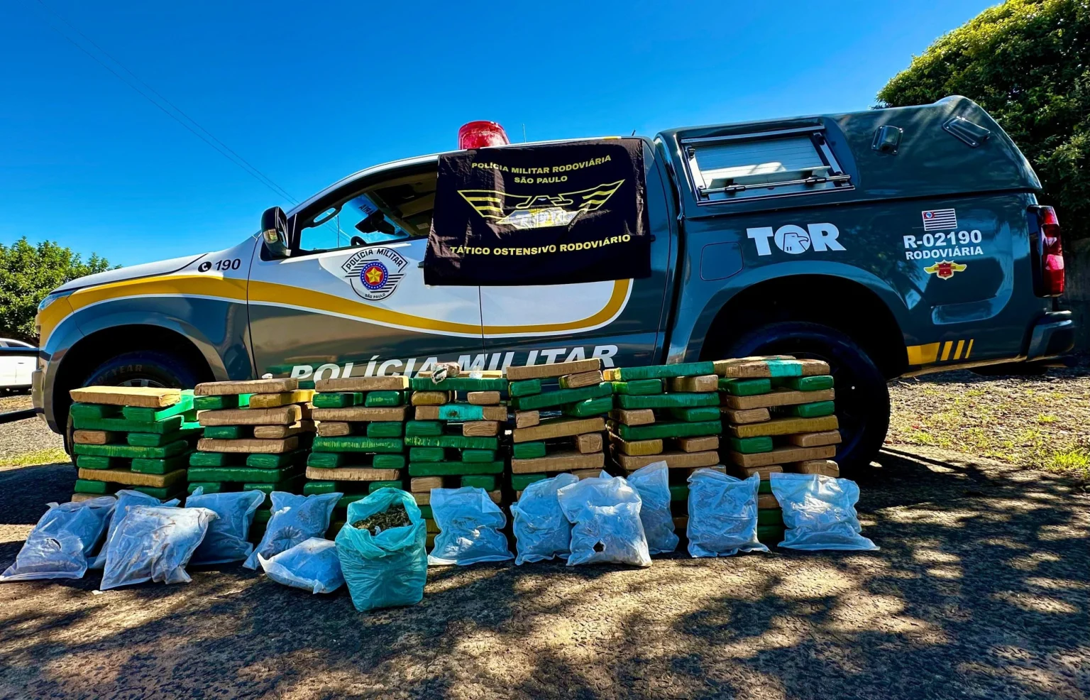 Quatro presos em Pongaí com mais de 200 kg de maconha em carro
