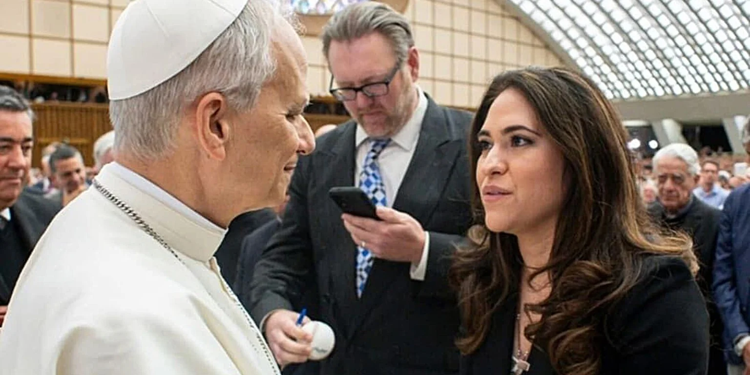 Papa Leão XIV nomeia primeira mulher para liderar comunicações do Vaticano
