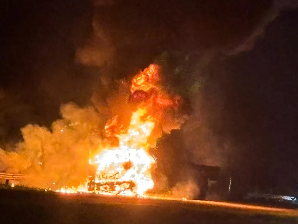 Incêndio em carreta causa congestionamento na Rodovia SP-075 em Itu