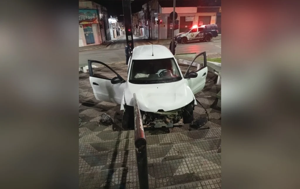 Motorista embriagado fica ferido ao invadir escadaria com carro em Itapeva