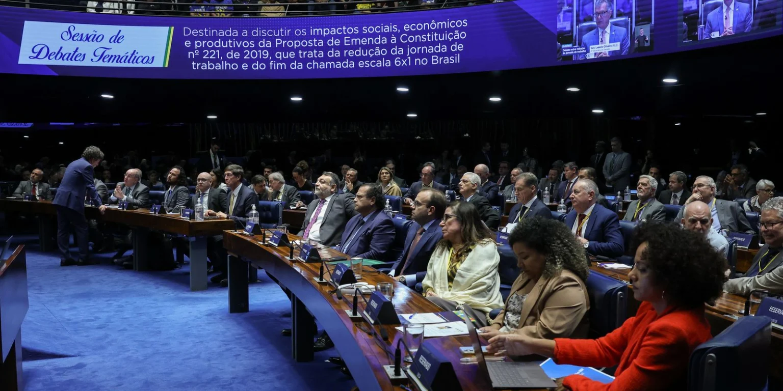 Empresários e sindicatos divergem sobre PEC 6×1 em debate no Senado