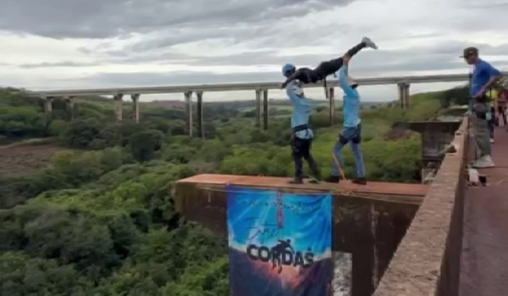 Justiça aceita denúncia do MP e torna réus presos por morte de jovem em acidente de rope jump