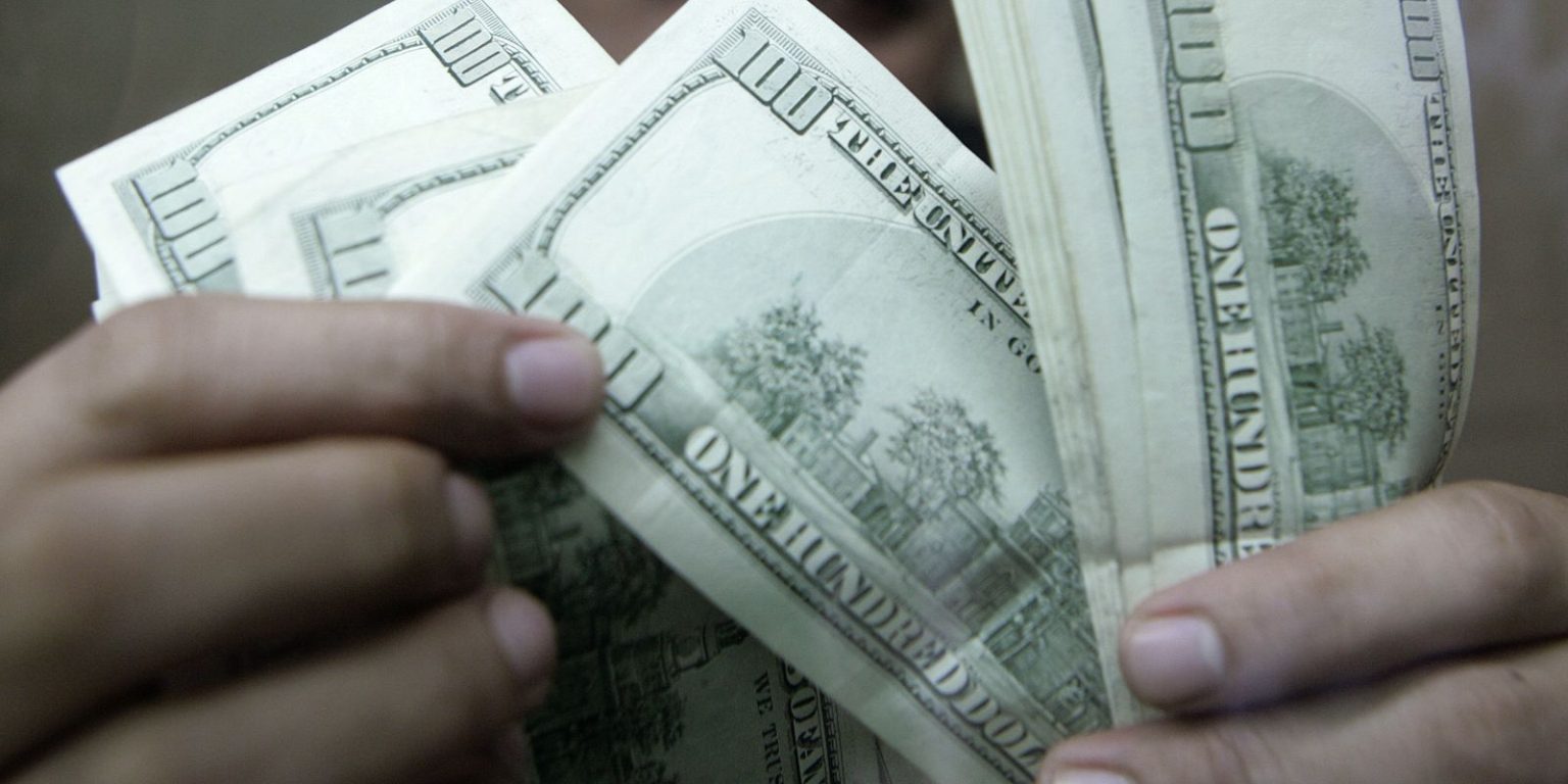 Dólar fecha estável, mas acumula queda de 1,82% em julho: análise e perspectivas