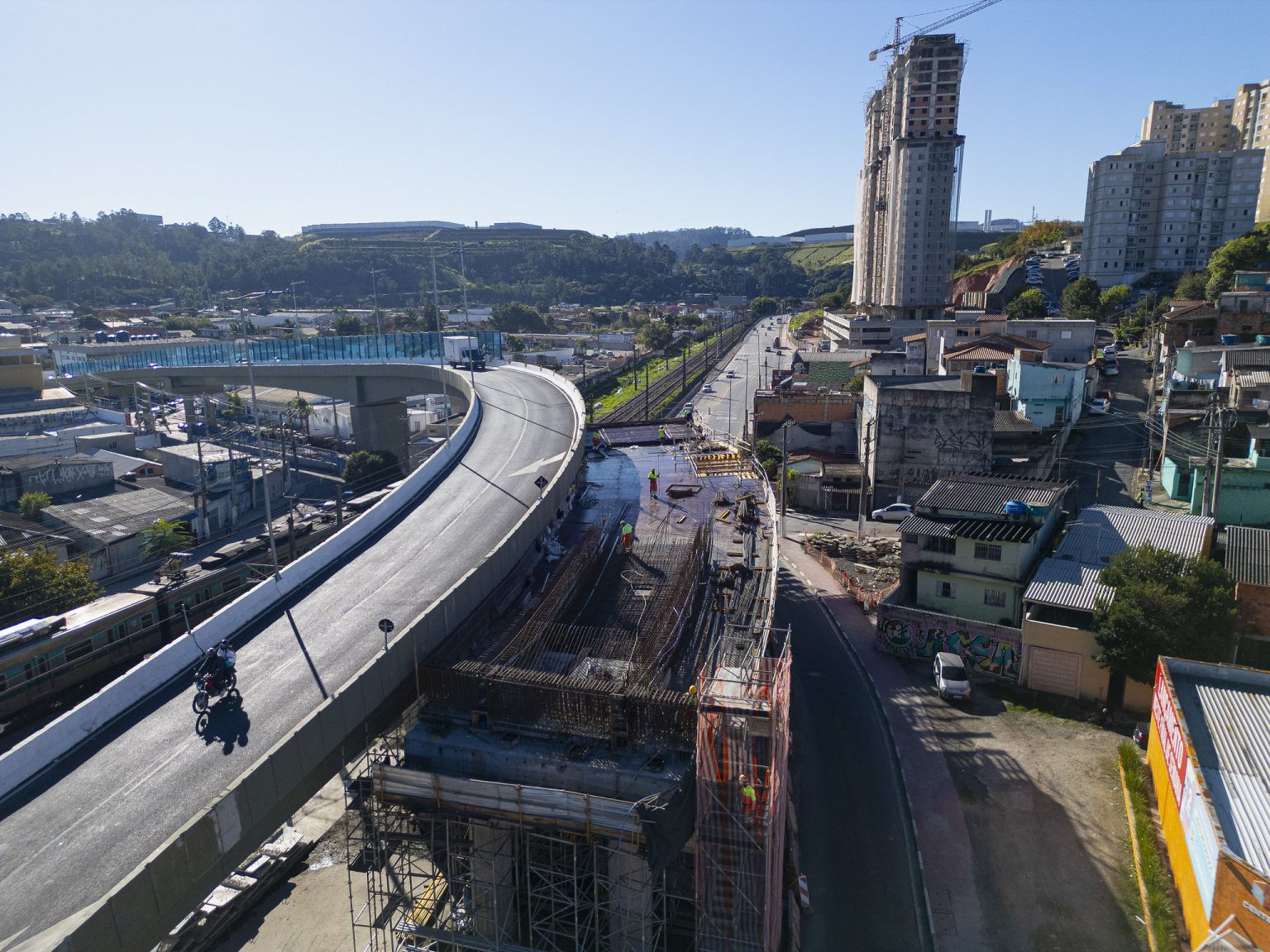Segundo viaduto do Complexo Maria José Soares recebe novas vigas e provoca interdições no fim de semana