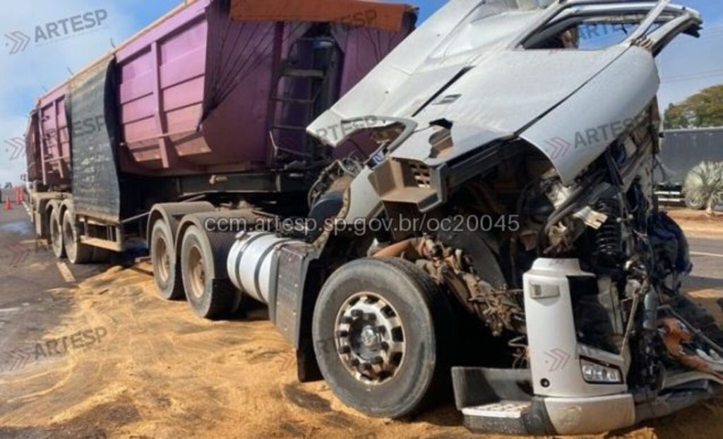 Acidente na Rodovia Raposo Tavares deixa caminhoneiro preso às ferragens em Itaí