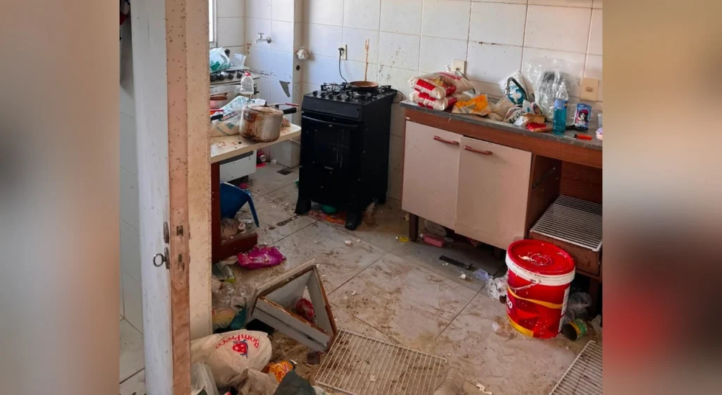 Mãe suspeita de abandonar filhos em imóvel insalubre é solta com proibição de se aproximar das crianças
