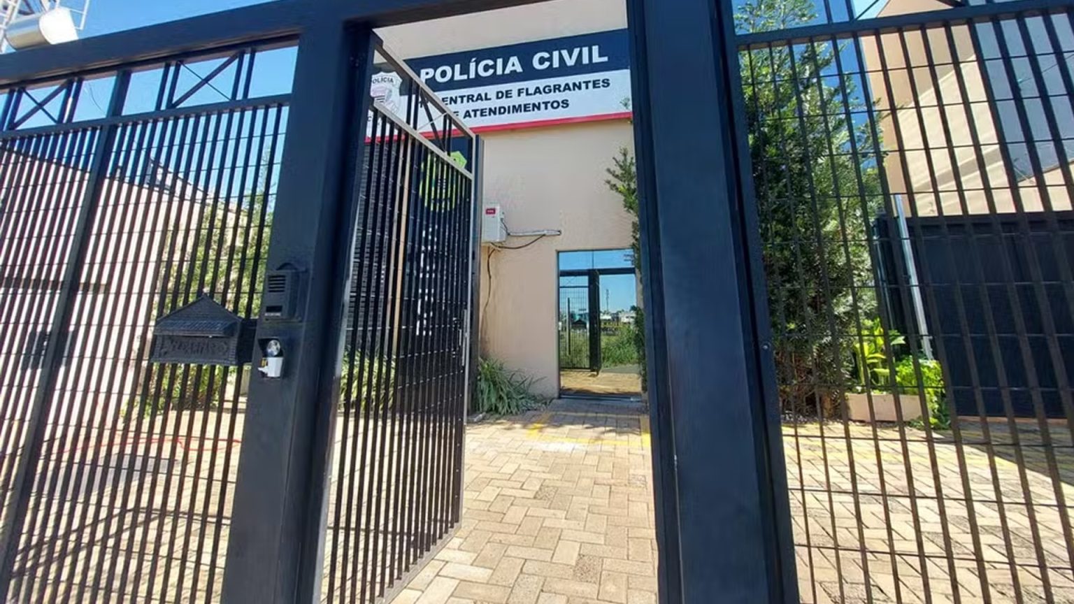Homem é preso após invadir casa, comer chocolate da geladeira e tentar fugir pelo telhado em Rio Preto