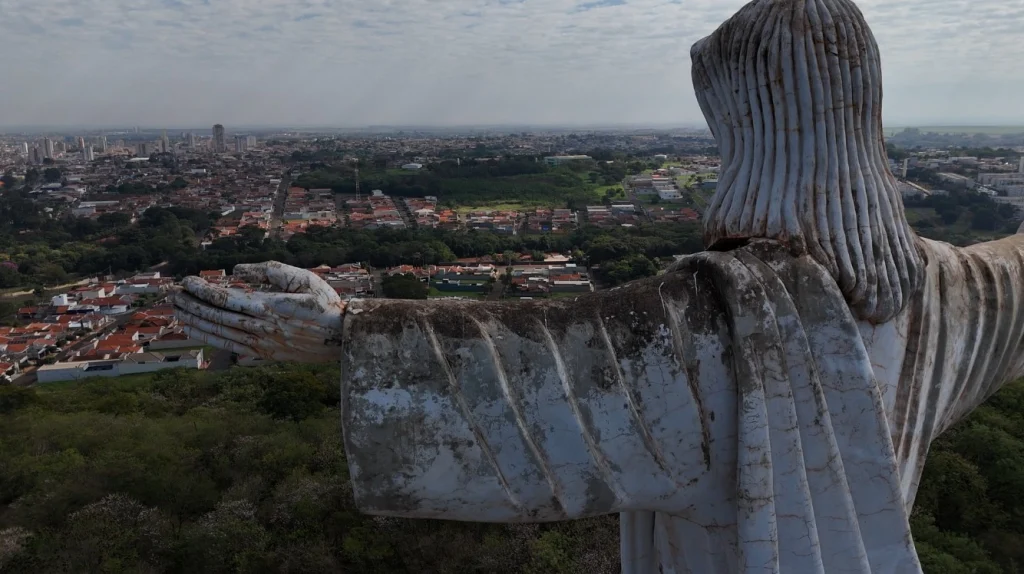 Família vive momentos de tensão ao ficar presa em elevador do monumento ao Cristo Salvador em Sertãozinho, SP
