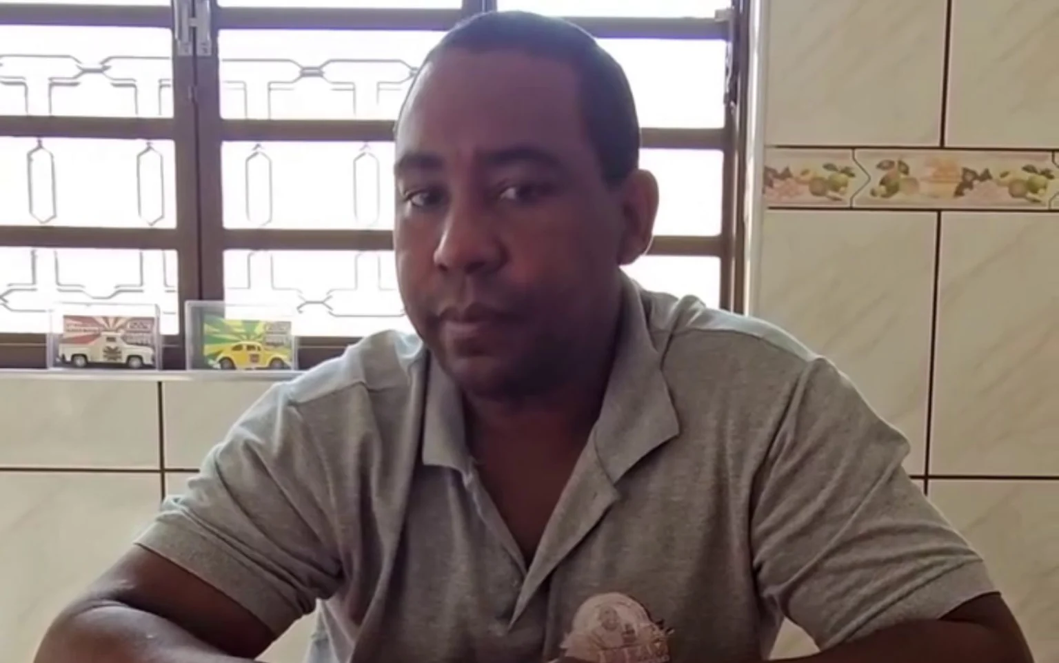 Comerciante que atropelou vendedores de churros culpa vizinhos por perseguição e tem bar interditado; Confira o vídeo