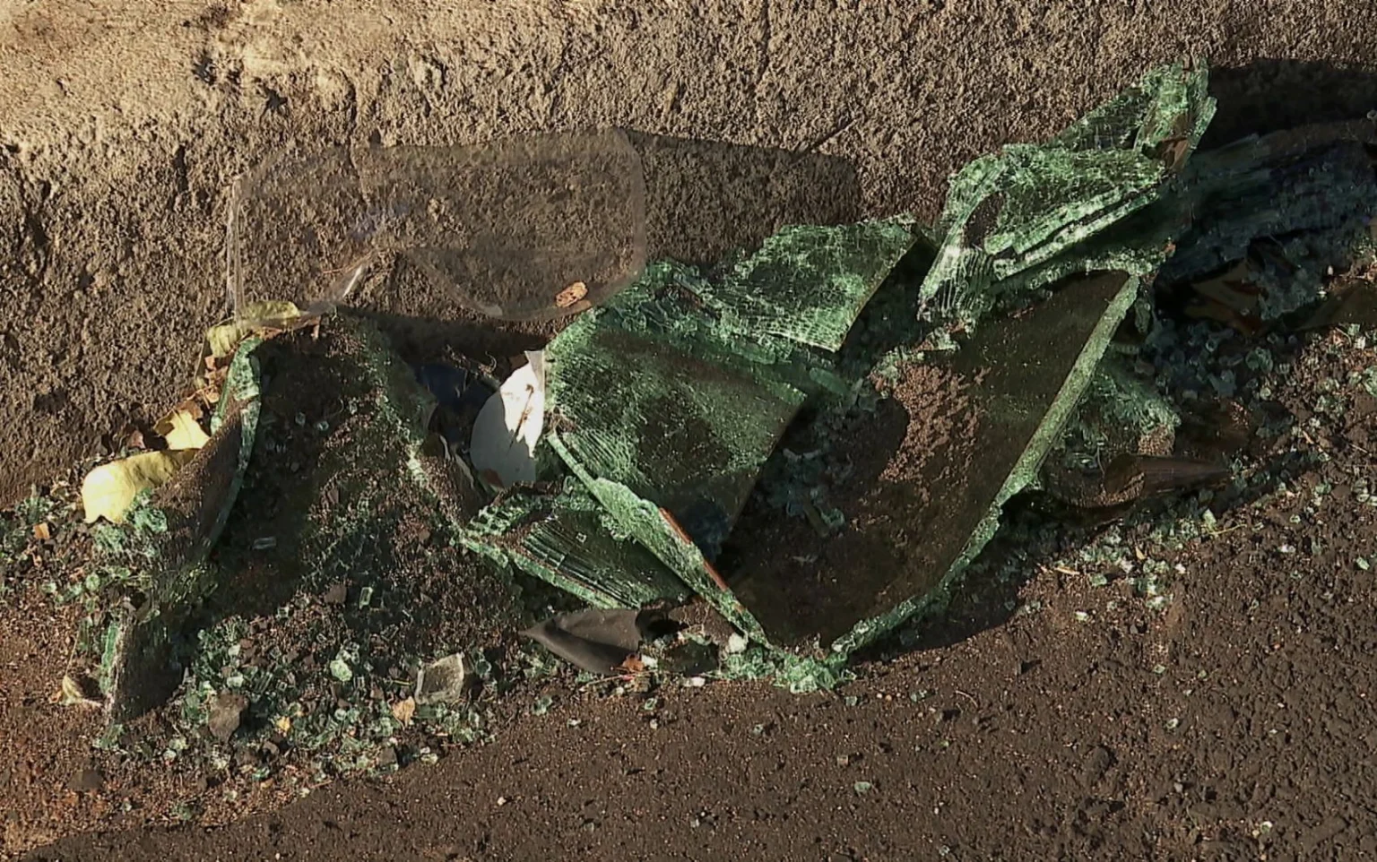 Família tem vidro de carro quebrado com barra de ferro e criança ferida em briga de trânsito em Ribeirão Preto