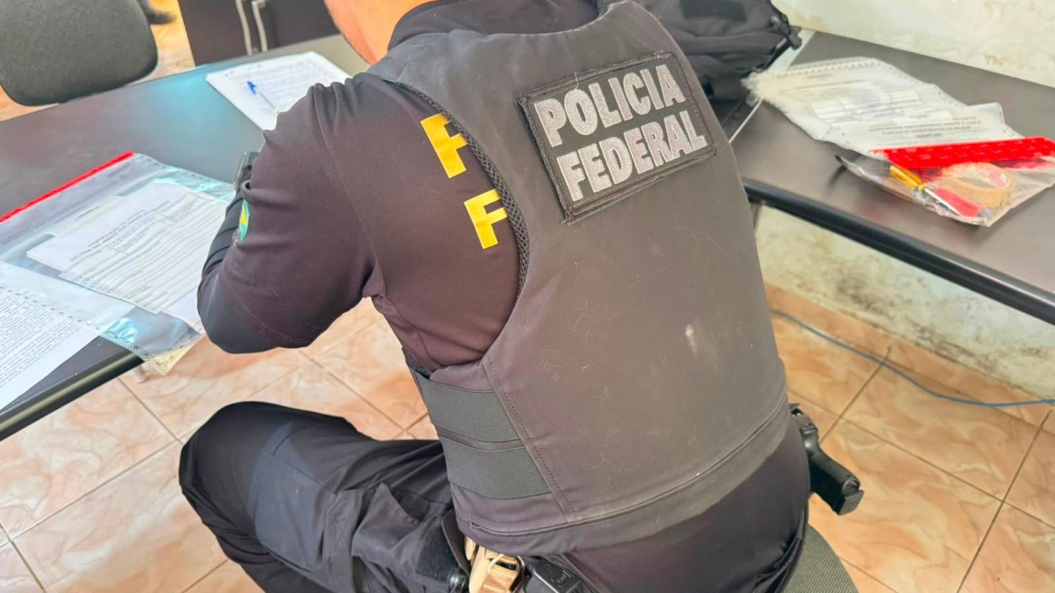 Operação da PF desmantela esquema de tráfico internacional em empresa de Urânia