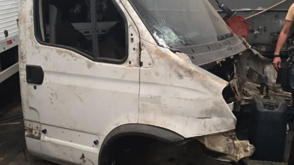 Oficina em Sumaré é fechada pela polícia após encontrar peça de caminhão roubado e irregularidades ambientais