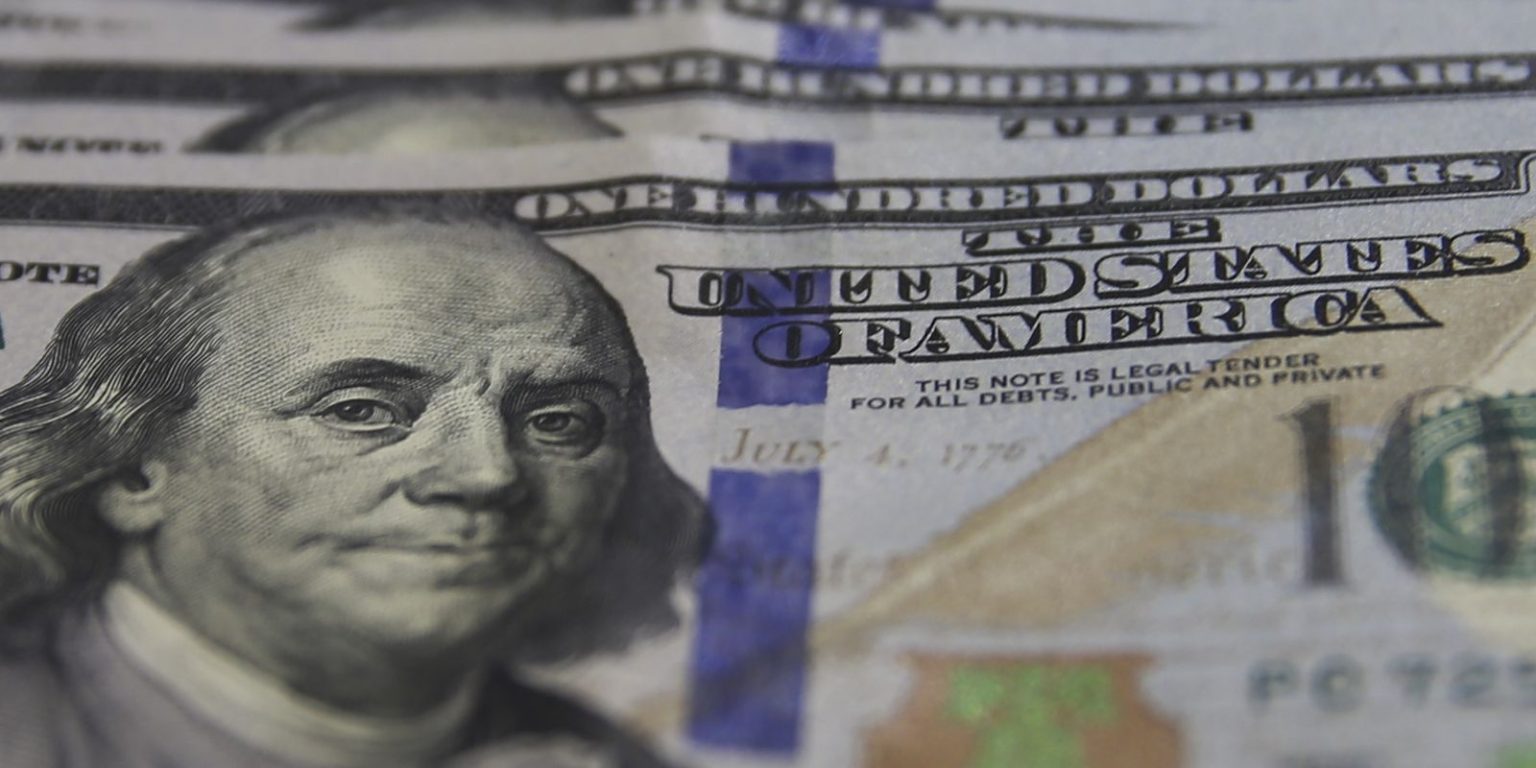 Dólar ultrapassa marca de R$ 5,20 e bolsa de valores cai diante de expectativas nos EUA