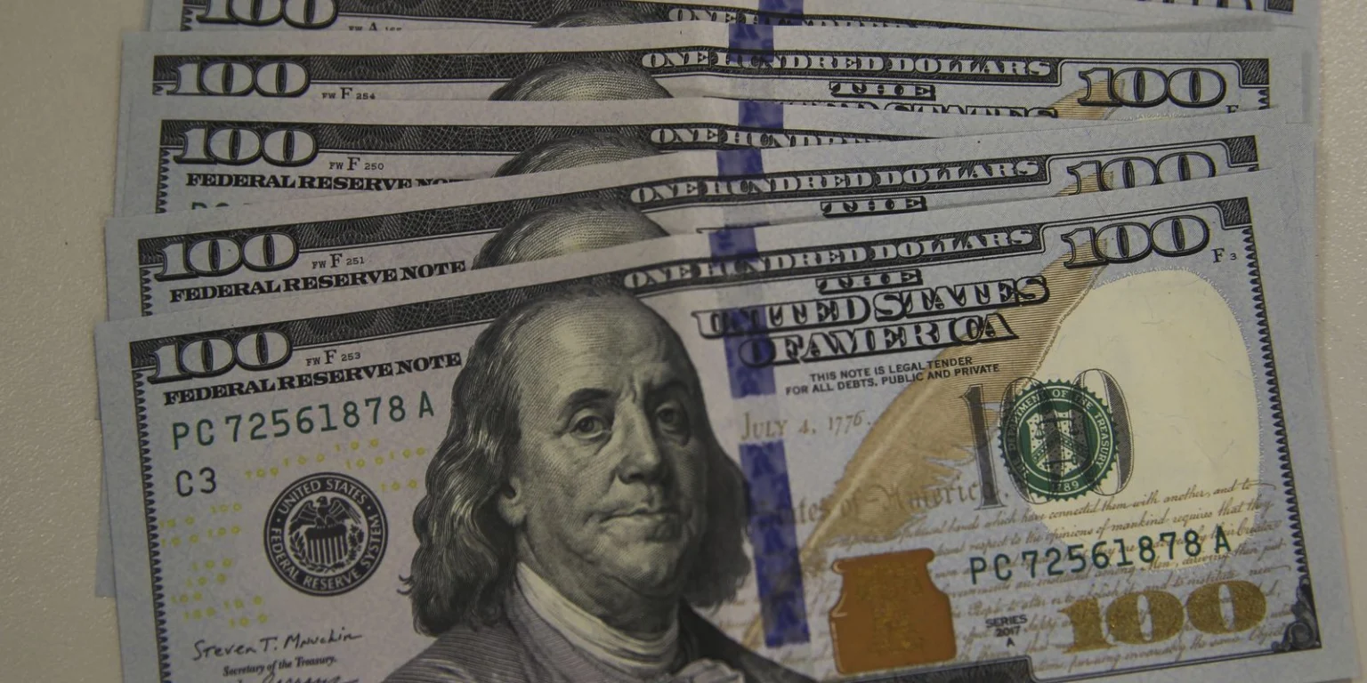 Dólar fecha em baixa e bolsa tem quarta queda consecutiva: entenda o cenário econômico